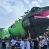 Peserta mengarak replika Iguana saat mengikuti Lembang Street Carnival 2026 di Lembang, Kabupaten Bandung Bara