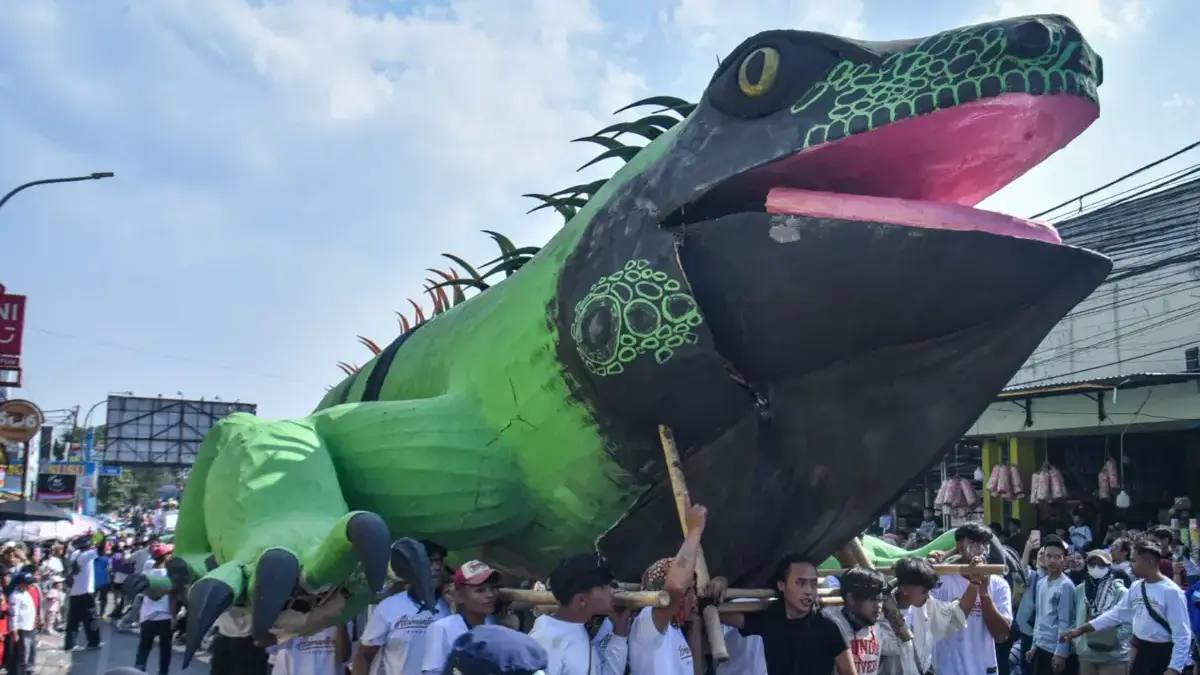 Iguana Jumbo 30 Meter Jadi Primadona Lembang Street Carnival 2026 Peserta mengarak replika Iguana saat mengikuti Lembang Street Carnival 2026 di Lembang, Kabupaten Bandung Bara