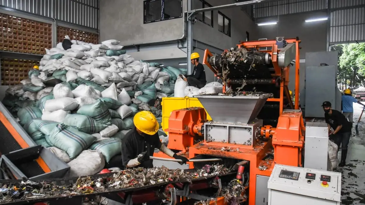 Bandung Kebanyakan Bicara Insinerator, Pemilahan Sampah dari Hulu Justru Terabaikan lustrasi pengolahan sampah di TPST Tegallega Kota Bandung. (Dimas/JE)