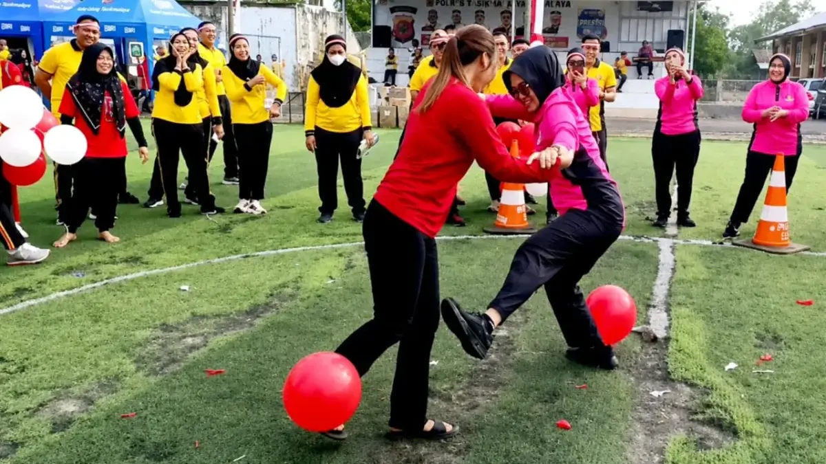 Sambut HUT RI di Aspol Tasikmalaya, Polisi dan Warga Adu Seru Lomba Tradisional Tampak keseruan memperingati HUT RI di Aspol Tasikmalaya/Foto: Hendi/Jabar Ekspres
