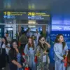 Penumpang tiba di pintu kedatangan domestik di Bandara Internasional Husein Sastranegara, Kota Bandung, Jumat