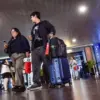 Penumpang tiba di pintu kedatangan domestik di Bandara Internasional Husein Sastranegara, Kota Bandung, Jumat