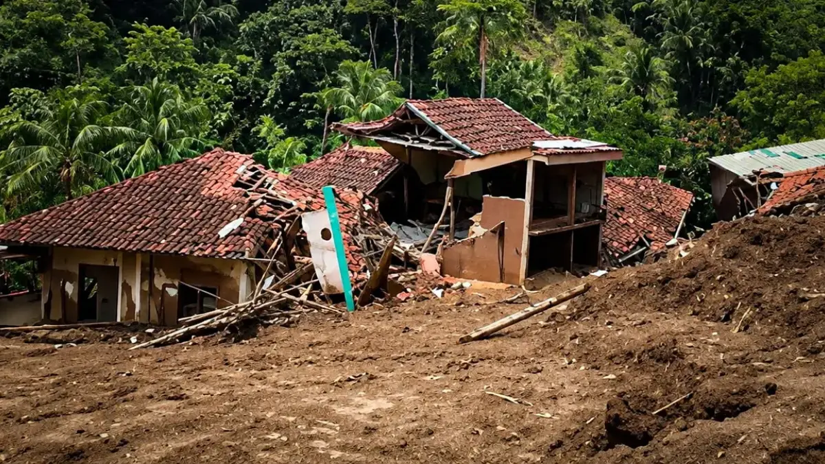 Lahan Relokasi Korban Longsor Cibenda Bandung Barat Masuk Tahap Cut and Fill Puluhan rumah di Kampung Gintung rusak parah akibat diterjang longsor pada April 2024 lalu. Dok Jabar Ekspres/