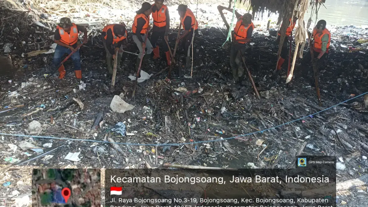 Kisah Auliana Mulia Hernawan, Mahasiswa Telkom University yang Rutin Turun ke Sungai Tangani Banjir