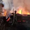 Petugas Damkar Cimahi saat Berusaha Memadamkan Kobaran Api yang Melahap Sebuah Rumah di Kawasan Cibabat, Cimah