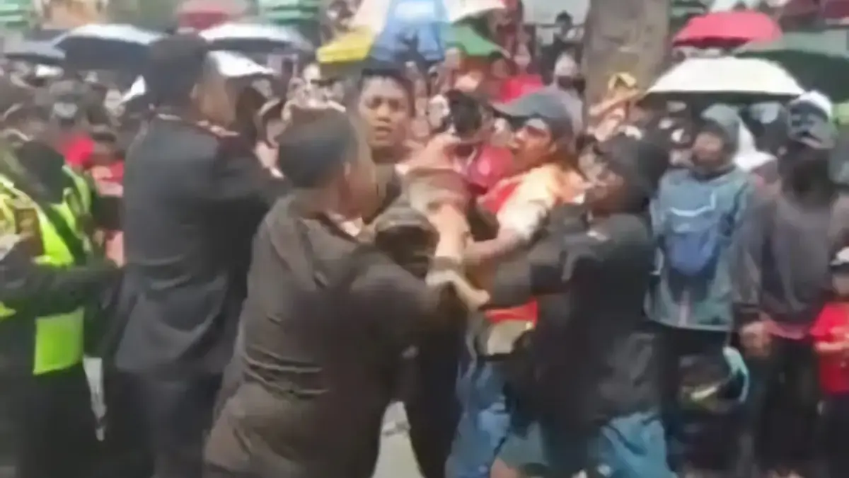 Karnaval HUT RI di Cicalengka Ricuh, Warga Desak Razia Obat Terlarang Kapolsek serta Danramil Cicalengka ketika terlibat keributan saat karnaval HUT ke-18 RI pada Senin (17/8/2026)