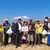Direktur Network Telkom Nanang Hendarno menyerahkan bantuan kemanusiaan kepada masyarakat terdampak gempa di K