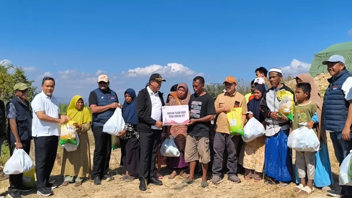 Direktur Network Telkom Nanang Hendarno menyerahkan bantuan kemanusiaan kepada masyarakat terdampak gempa di K