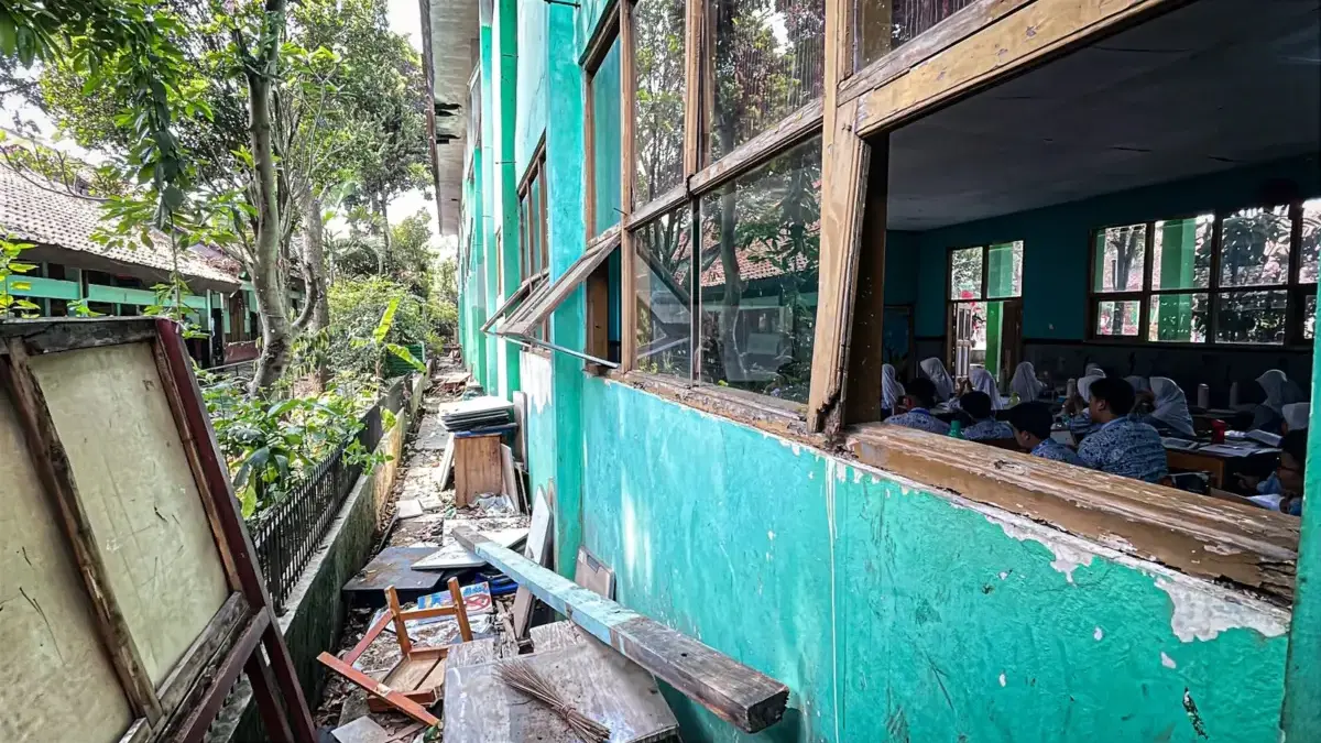 Miris! Siswa SMPN 2 Ngamprah Patungan Perbaiki Fasilitas Sekolah Rusak