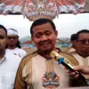 Bupati Sumedang, Dony Ahmad Munir (tengah) bersama Yoshua Sirait (kiri) ketika dijuampai pada pembukaan kompet