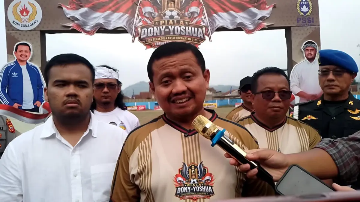 Bupati Sumedang, Dony Ahmad Munir (tengah) bersama Yoshua Sirait (kiri) ketika dijuampai pada pembukaan kompet