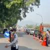 Petugas Dinas Perhubungan Kota Cimahi mengatur arus lalu lintas di kawasan Underpass Dustira, Kota Cimahi, Kam