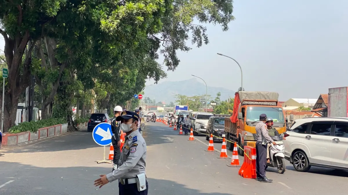 Petugas Dinas Perhubungan Kota Cimahi mengatur arus lalu lintas di kawasan Underpass Dustira, Kota Cimahi, Kam