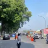 Petugas Dinas Perhubungan Kota Cimahi melakukan pengaturan arus lalu lintas di kawasan Underpass Dustira. Mesk