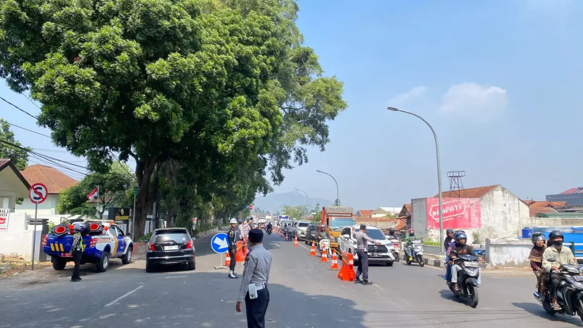 Petugas Dinas Perhubungan Kota Cimahi melakukan pengaturan arus lalu lintas di kawasan Underpass Dustira. Mesk