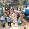 Petugas saat disttibusikan air bersih/Foto: Istimewa