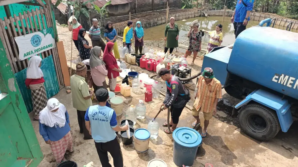 Petugas saat disttibusikan air bersih/Foto: Istimewa