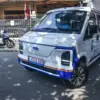 Petugas mengoperasikan angkutan pengumpan bandara saat uji coba di Sarijadi, Kota Bandung, Kamis (20/8/2026).