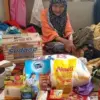 Warga lanjut usia di Kecamatan Gununghalu, Bandung Barat saat menerima bantuan sosial (bansos) dari pemerintah