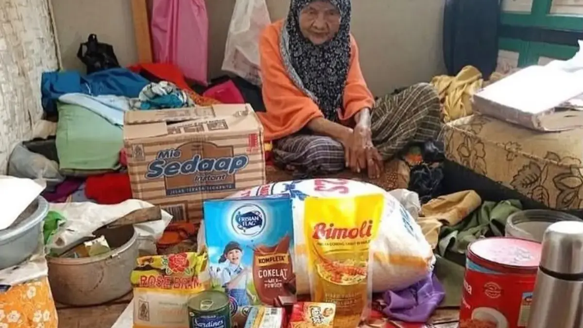 Warga lanjut usia di Kecamatan Gununghalu, Bandung Barat saat menerima bantuan sosial (bansos) dari pemerintah