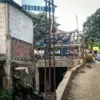 Sejumlah bangunan besar berdiri di sepanjang saluran irigasi Padalarang, Bandung Barat. Dok Jabar Ekspres/Suwi