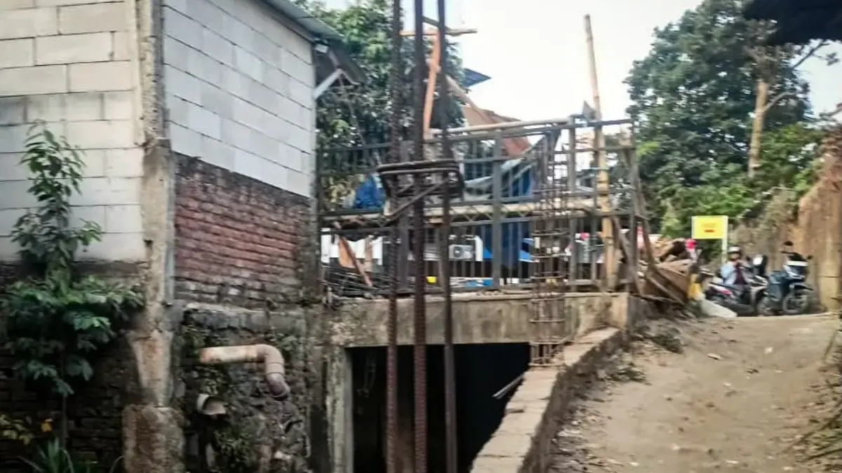 Jangan Tebang Pilih! Warga Padalarang Tantang Satpol PP Tertibkan Bangunan Besar Sejumlah bangunan besar berdiri di sepanjang saluran irigasi Padalarang, Bandung Barat. Dok Jabar Ekspres/Suwi