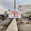 Sejumlah pengendara sepeda motor melintas di Jembatan Sasak Geulis Dayeuhkolot, Kamis (20/8/2026). Proyek perg