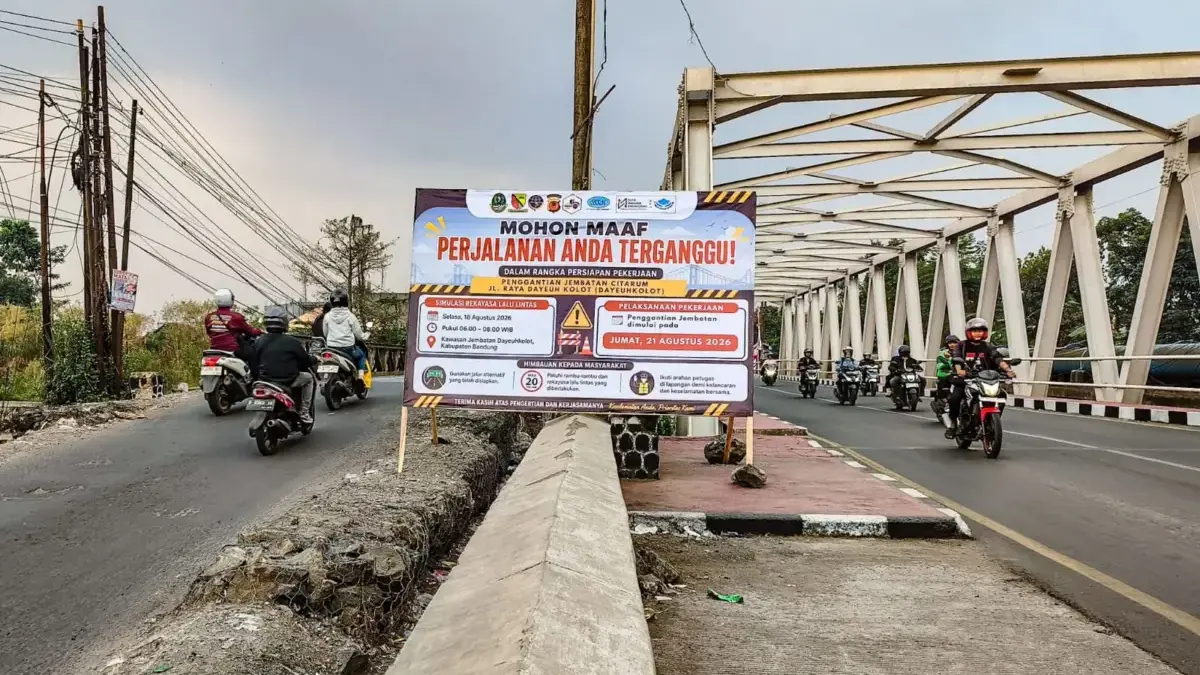 Sejumlah pengendara sepeda motor melintas di Jembatan Sasak Geulis Dayeuhkolot, Kamis (20/8/2026). Proyek perg