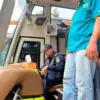 Petugas Dishub Bandung Barat saat memeriksa angkutan massal di Lembang. Dok Jabar Ekspres/Suwitno