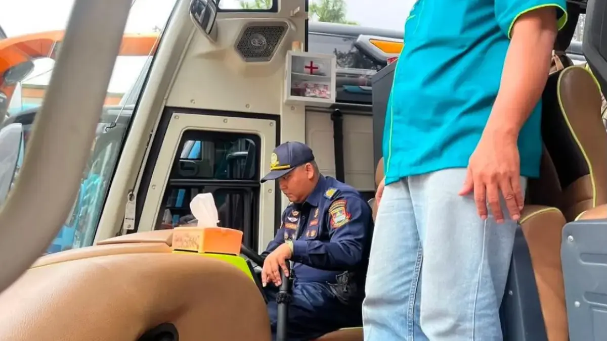 Petugas Dishub Bandung Barat saat memeriksa angkutan massal di Lembang. Dok Jabar Ekspres/Suwitno