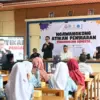 Ketua KPID Jabar Adiyana Slamet (berdiri