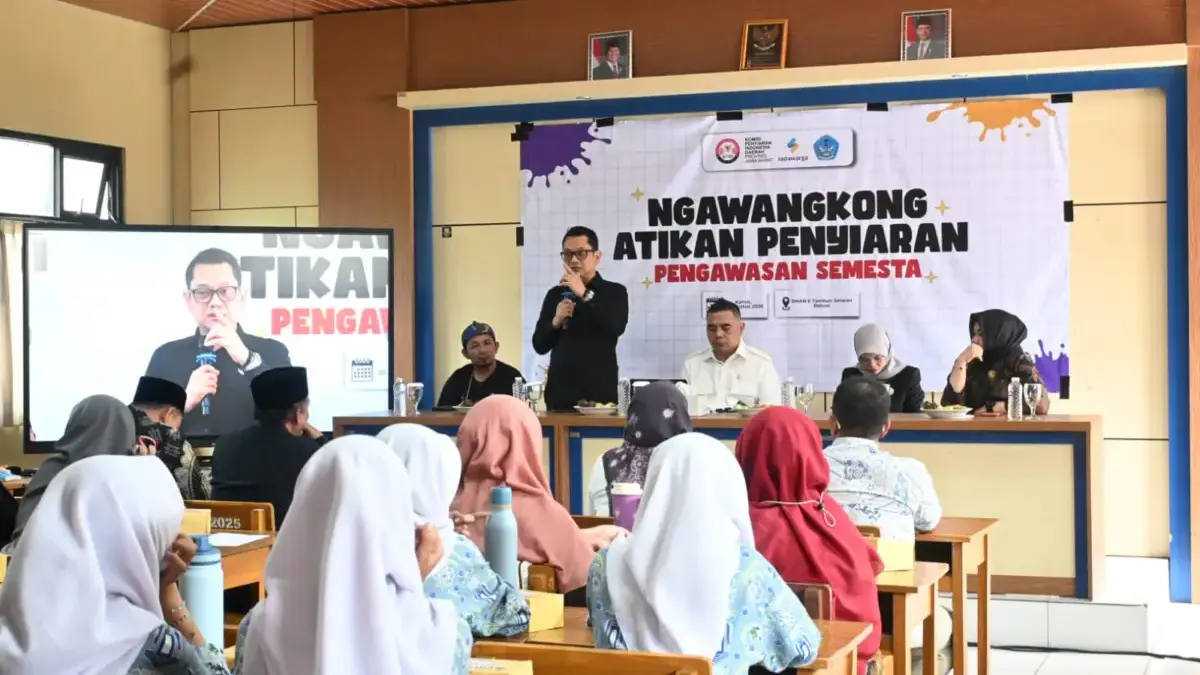 Ketua KPID Jabar Adiyana Slamet (berdiri