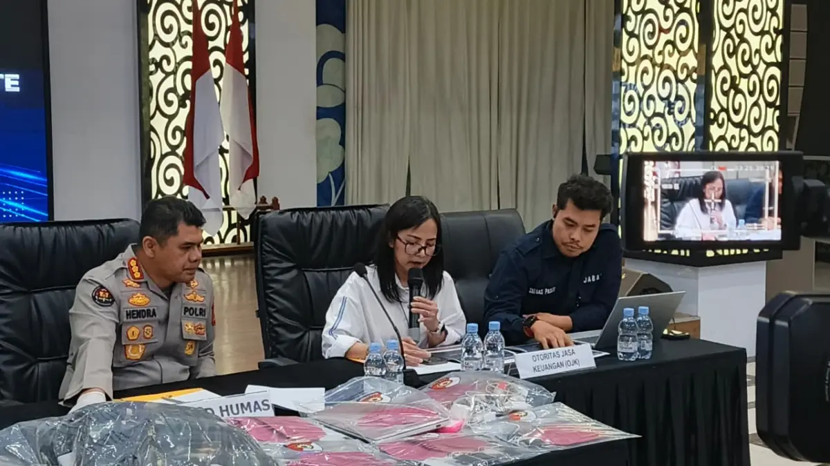 Kepala Direktorat Pengawasan Lembaga Jasa Keuangan 2 OJK Provinsi Jawa Barat, Riyanti Dwiyani (tengah). Jum\'at