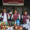 Satres Narkoba Polresta Bandung mengungkap peredaran minuman keras (miras) oplosan yang diduga dibuat mengguna