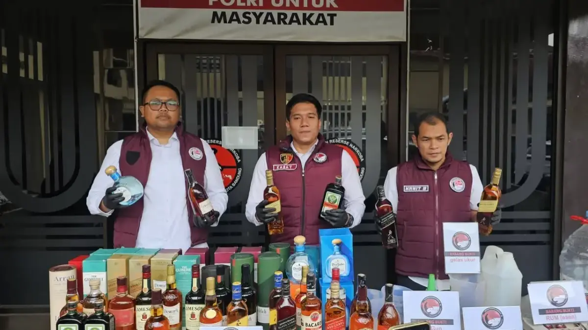 Satres Narkoba Polresta Bandung mengungkap peredaran minuman keras (miras) oplosan yang diduga dibuat mengguna