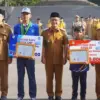 Bupati Cecep saat berikan penghargaan kepada siswa berprestasi di tingkat nasional/Foto: Prokopim