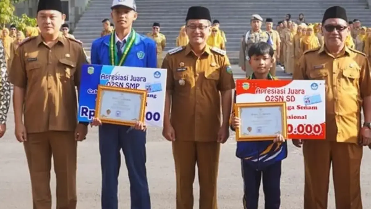 Bupati Cecep saat berikan penghargaan kepada siswa berprestasi di tingkat nasional/Foto: Prokopim