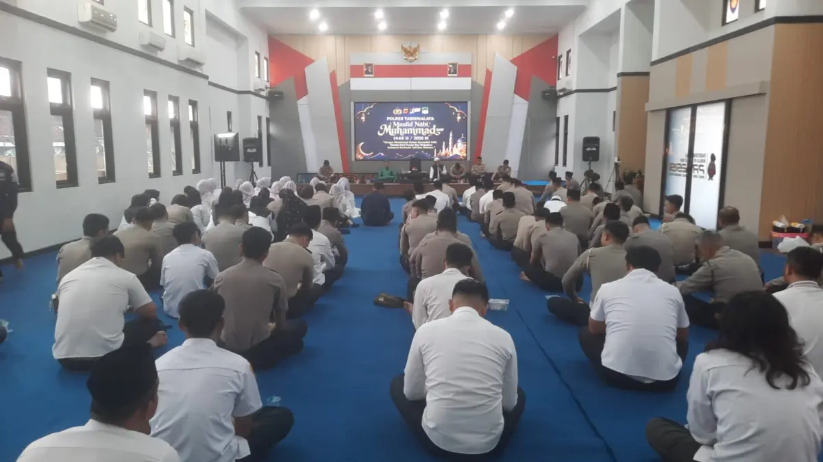 Kapolres Tasikmalaya Ajak Personel Teladani Akhlak Rasulullah dalam Melayani Masyarakat Suasana kegiatan Maulid di Mapolres TasikmalayaFoto: Humas Polres