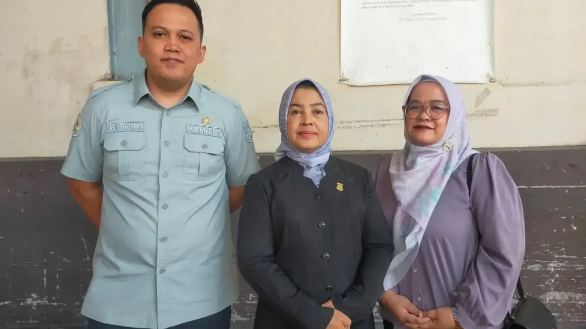 DPRD Kota Cimahi Fraksi Golkar-PAN DPRD Kota Cimahi, Yun Susilowati Ramdani (tengah) bersama Sekretaris Fraksi