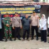 Jajaran forkopimcam Cihaurbeuti berfoto bersama di depan spanduk larangan penjualan miras, Rabu (26/8/2026). (