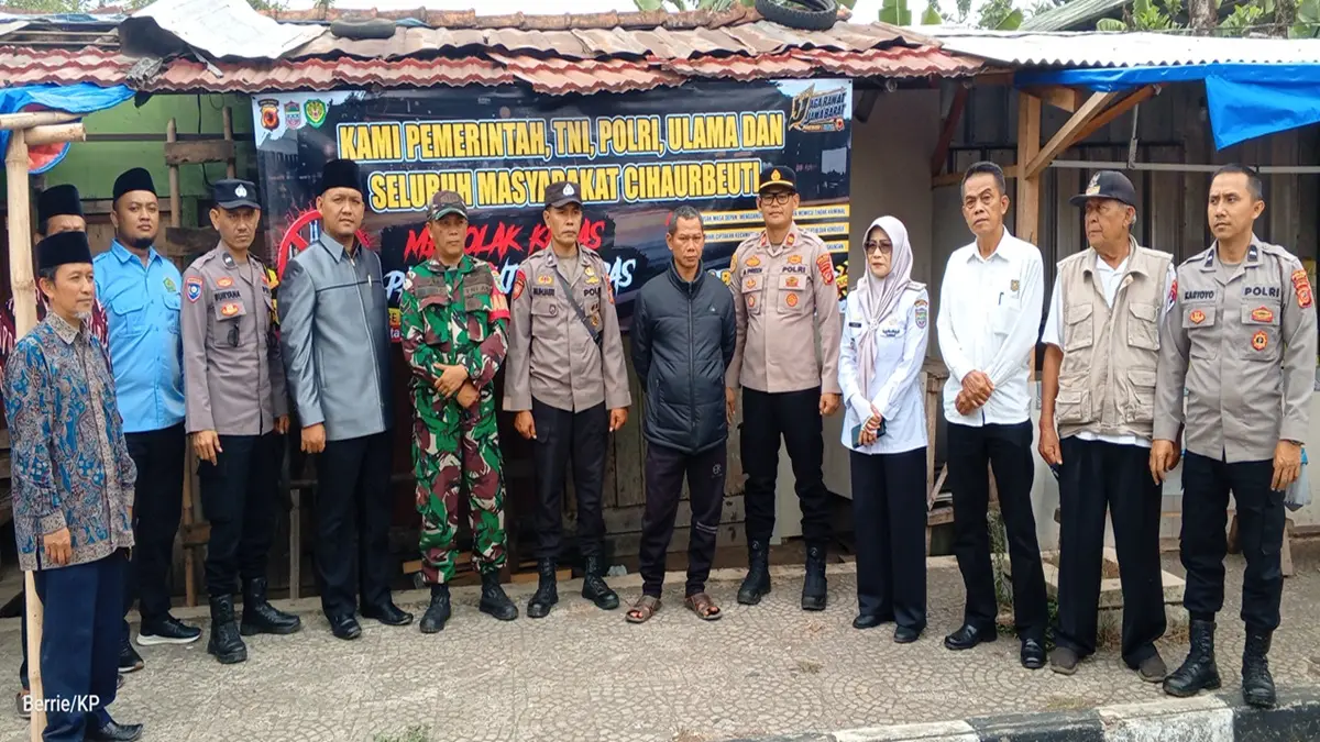 Polsek Cihaurbeuti Bersama Ormas Islam Pasang Spanduk: 'Cihaurbeuti Bebas Miras' Jajaran forkopimcam Cihaurbeuti berfoto bersama di depan spanduk larangan penjualan miras, Rabu (26/8/2026). (