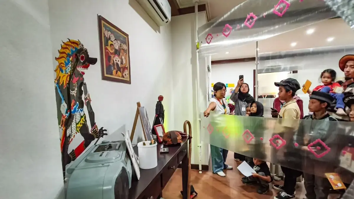 Pengunjung mengamati ilustrasi perjalanan Seniman Suyadi yang di pamerkan saat Pameran Ilustrasi Museum Mini