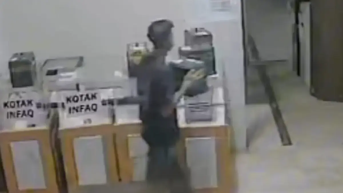 Dok. Rekaman cctv saat terduga pelaku nekat menggasak sebuah kotak amal di Masjid Raya Bandung. Istimewa.
