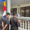 Petugas Bawaslu Kota Cimahi melakukan uji petik Data Pemilih Berkelanjutan (DPB) dengan mendatangi langsung p