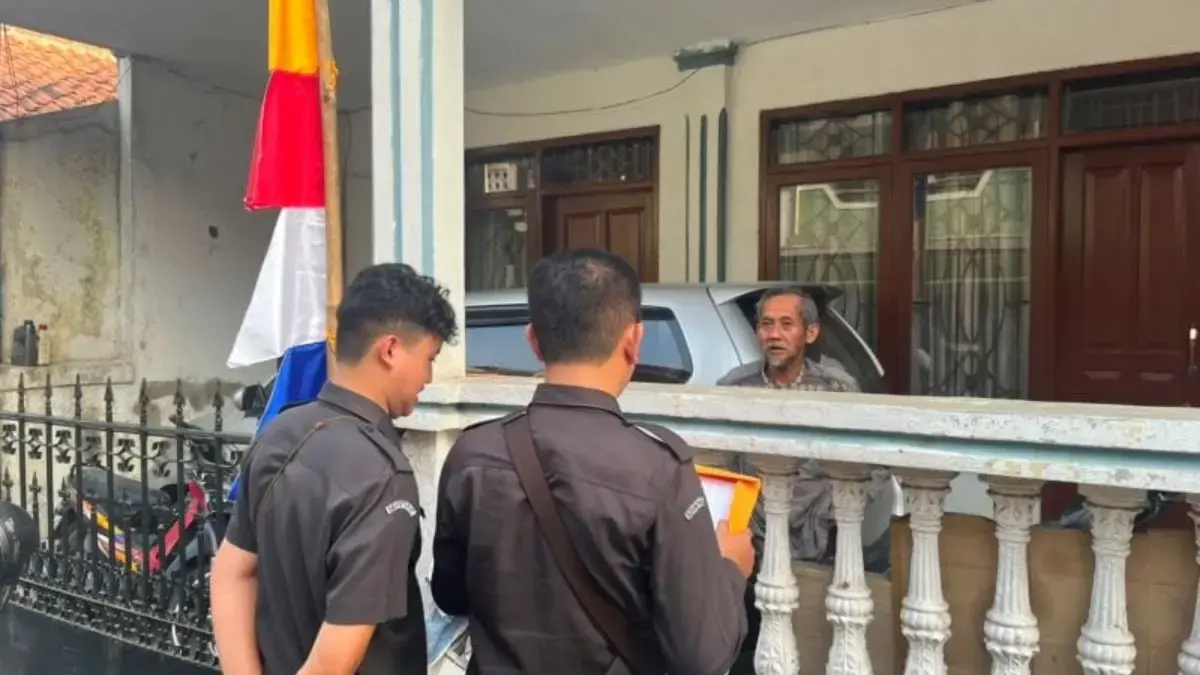 Petugas Bawaslu Kota Cimahi melakukan uji petik Data Pemilih Berkelanjutan (DPB) dengan mendatangi langsung p