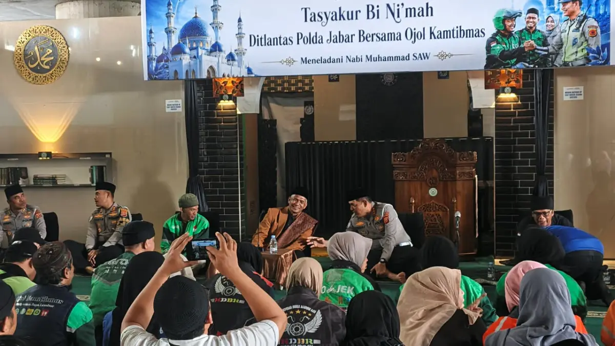 Dok. Ditlantas Polda Jabar sata menggelar sosialisasi sekaligus dia bersama dengan para pengemudi ojol di Masj
