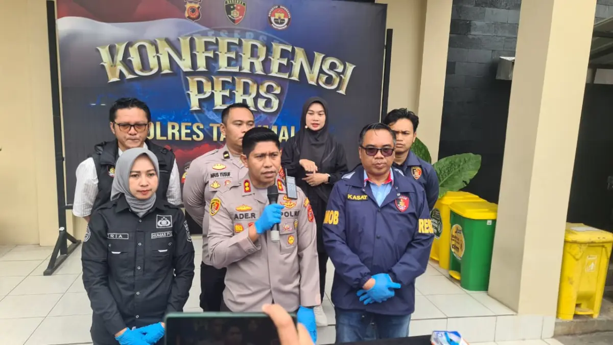 Kapolres didamping Kasat Reskrim dan Unit PPA serta Kasi Humas saat memberikan keterangan pers tentang Kasus