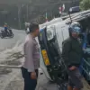 Petugas kepolisian saat mengamankan arus lalu lintas di lokasi kejadian kecelakaan truk muatan pakan ayam. Dok