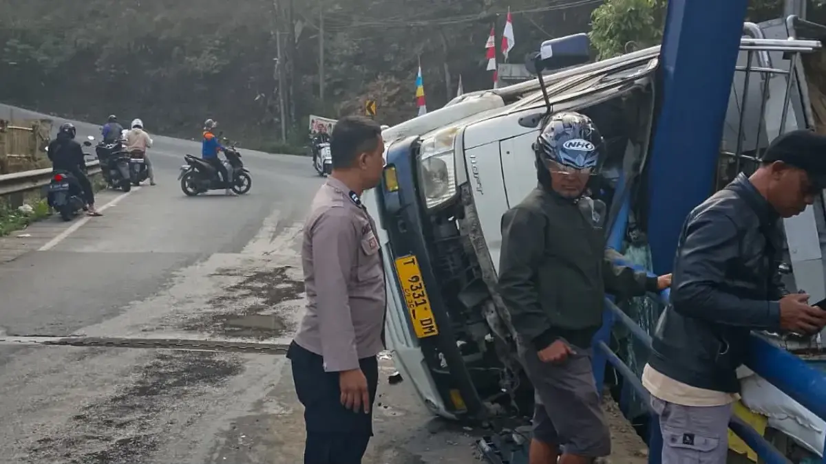 Petugas kepolisian saat mengamankan arus lalu lintas di lokasi kejadian kecelakaan truk muatan pakan ayam. Dok