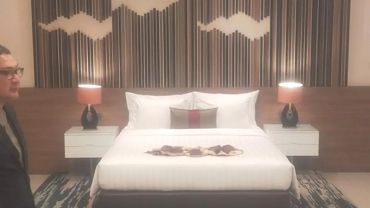 Poltekpar NHI Bandung mendapat mock-up room dari Wyndham Casablanca Jakarta untuk memperkuat pembelajaran prak